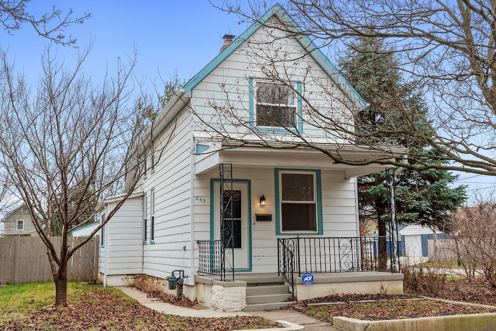 Morrill Modern Retreat Desirable Marion Village! - Image 1