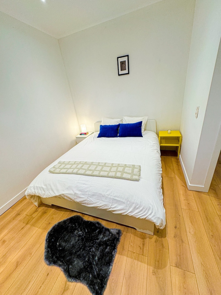 1BR Apt With Living Room Near CityArea