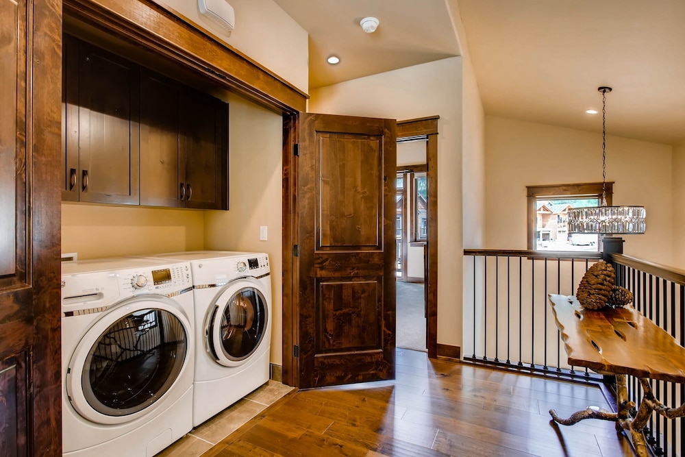 New 3bdr Luxury /sleeps 10 W Fireplace & Mountain Views 3 Bedroom Townhouse by RedAwning