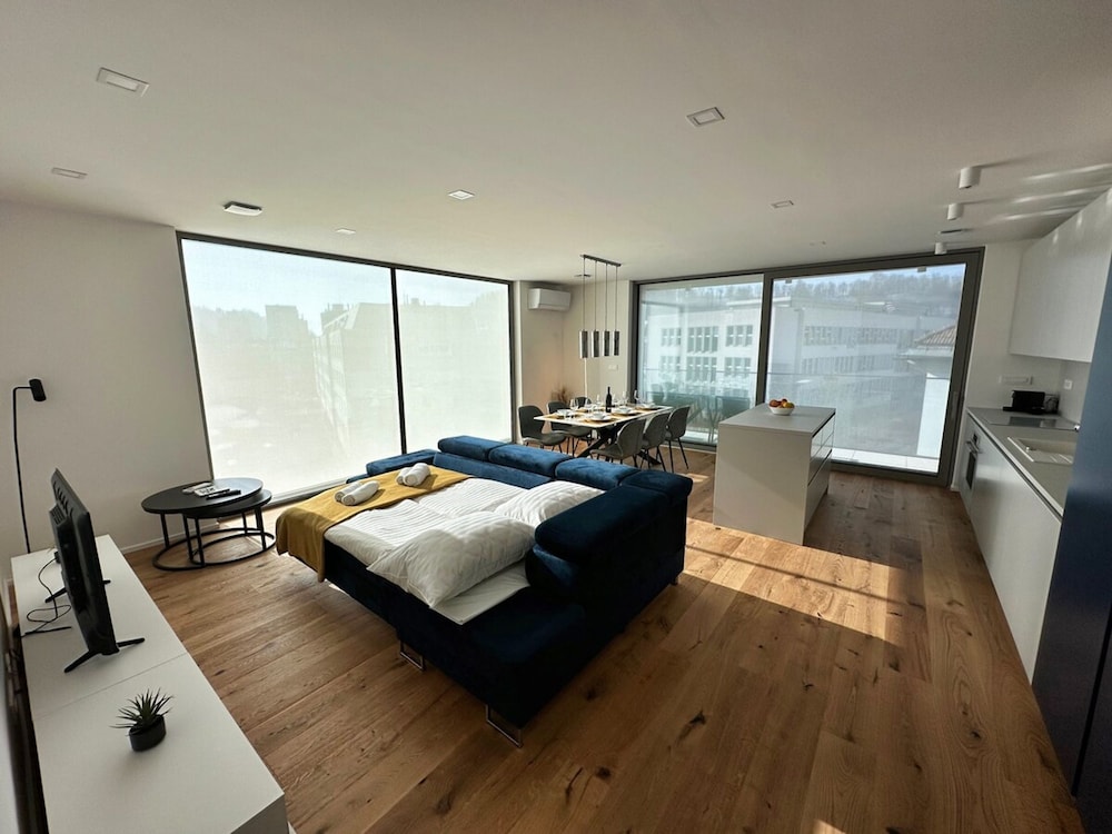 Garden Residence - Premium Castle View Apartment