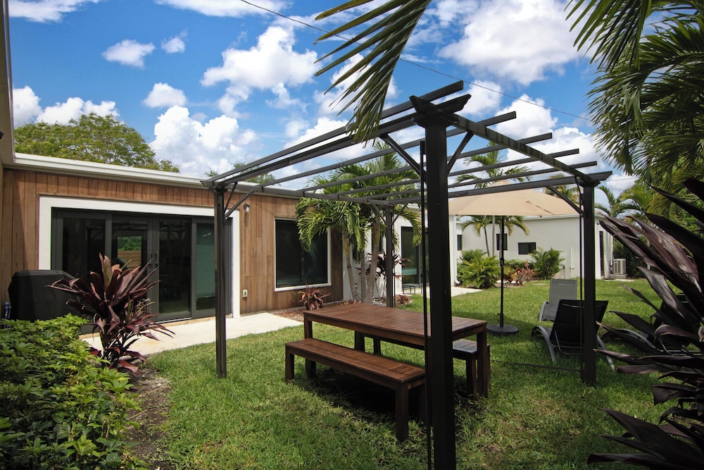 5BR Sleeps 14 w/ In-law Suite & Bbq!