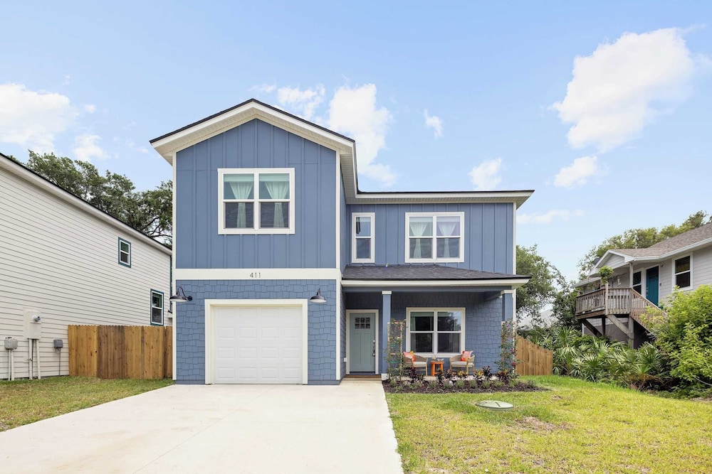 Sleeps 20! 2 Homes w/ Hot Tub, Putting Green, Bocce Golden Hour & Blue Hour