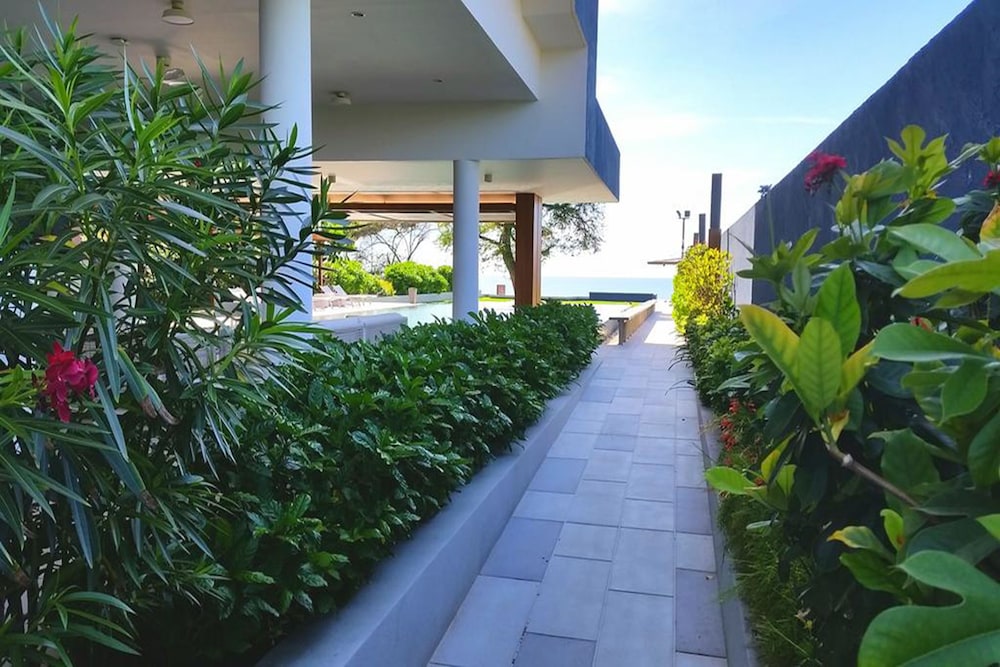 Baan Thew Talay Blue Sapphire