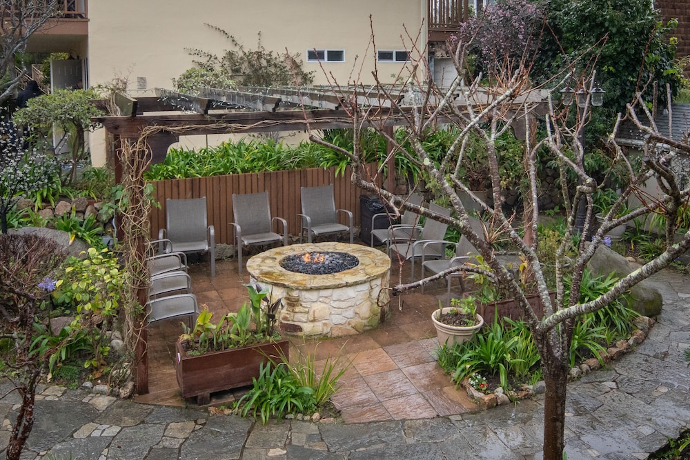 Monterey Vacations - Vendange Carmel Inn  Suites - Property Image 1