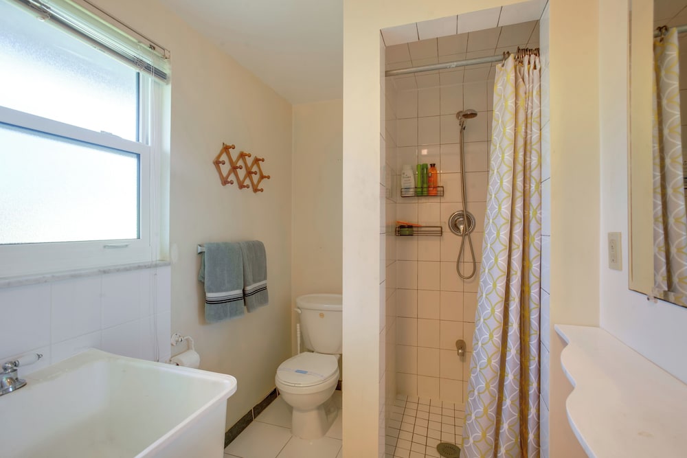 3 Mi to Beach! Sunny Englewood Retreat w/ Lanai
