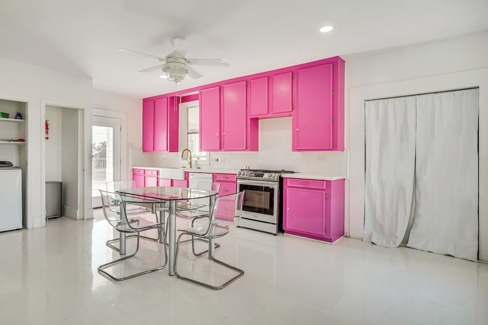 2 Mi to Gator Chateau: Vibrant Home w/ Balcony