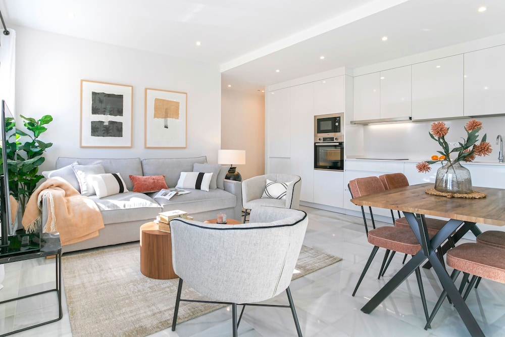 Magnificent 2 bd Apartment Facing the Cathedral Constituci n III