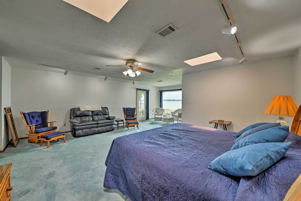 Lakefront Livingston Home w/ Dock, 1 Mi to Launch! view 2