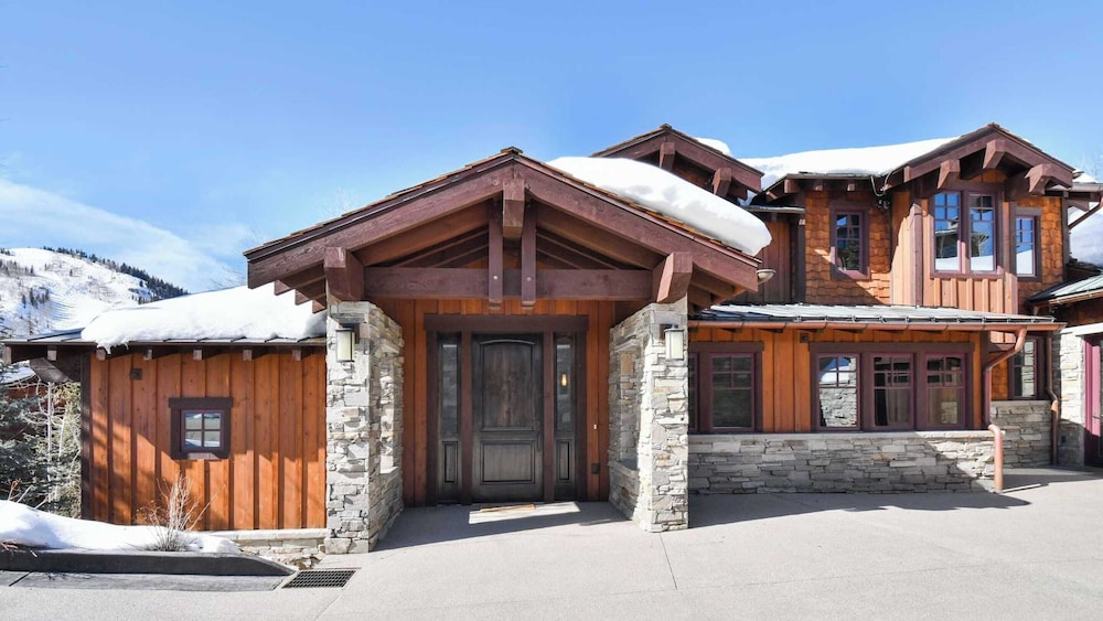Ski-in Ski-out Deer Valley Hot Tub, Fire Pit, Views Silver Sun by Avantstay