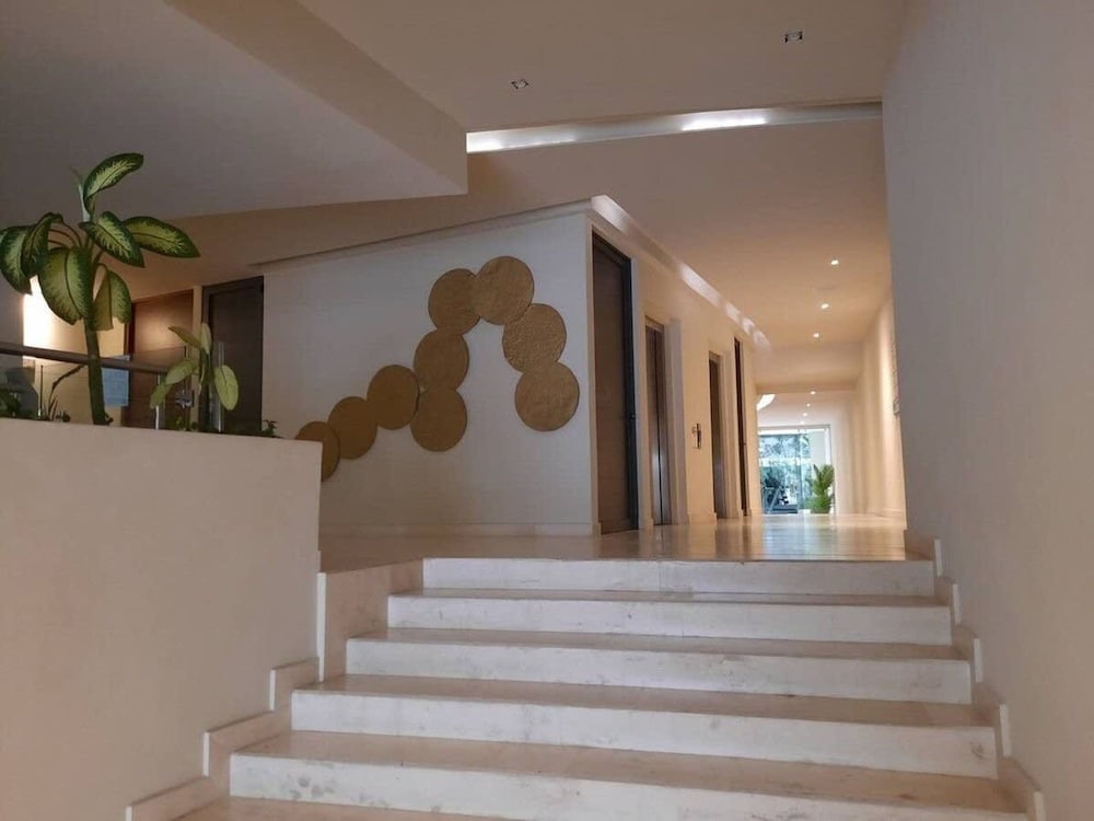 1 Br Steps From the Beach Roof w Ocean View