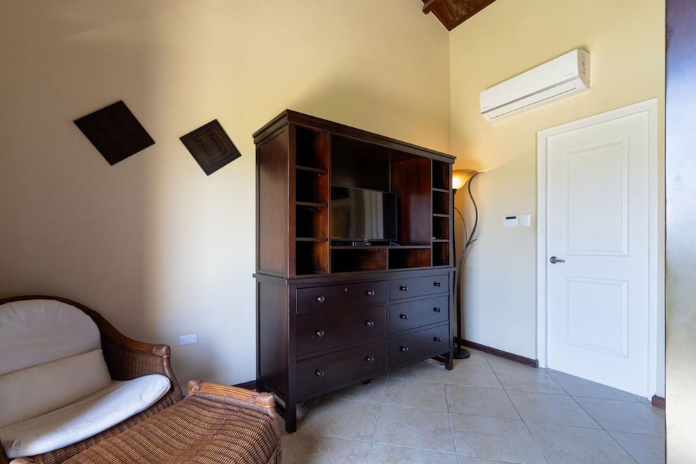 2BR 3BA Town Home w GYM Tennis Courts Pools