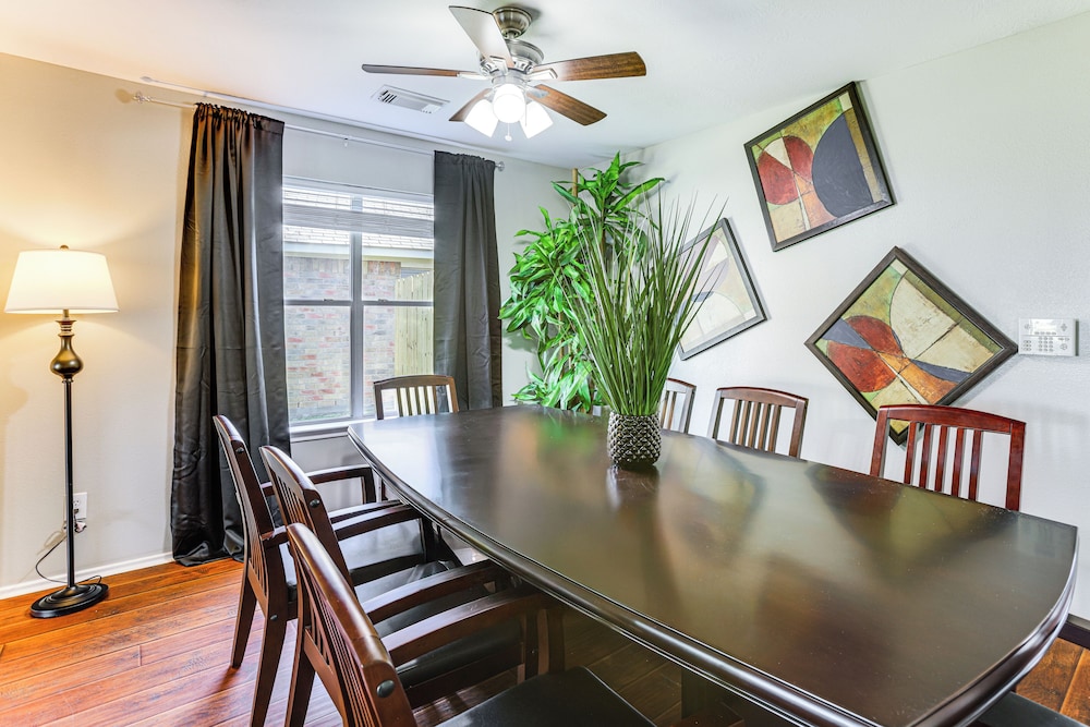 Solar-powered Home w/ & Game Room & Gym in Houston