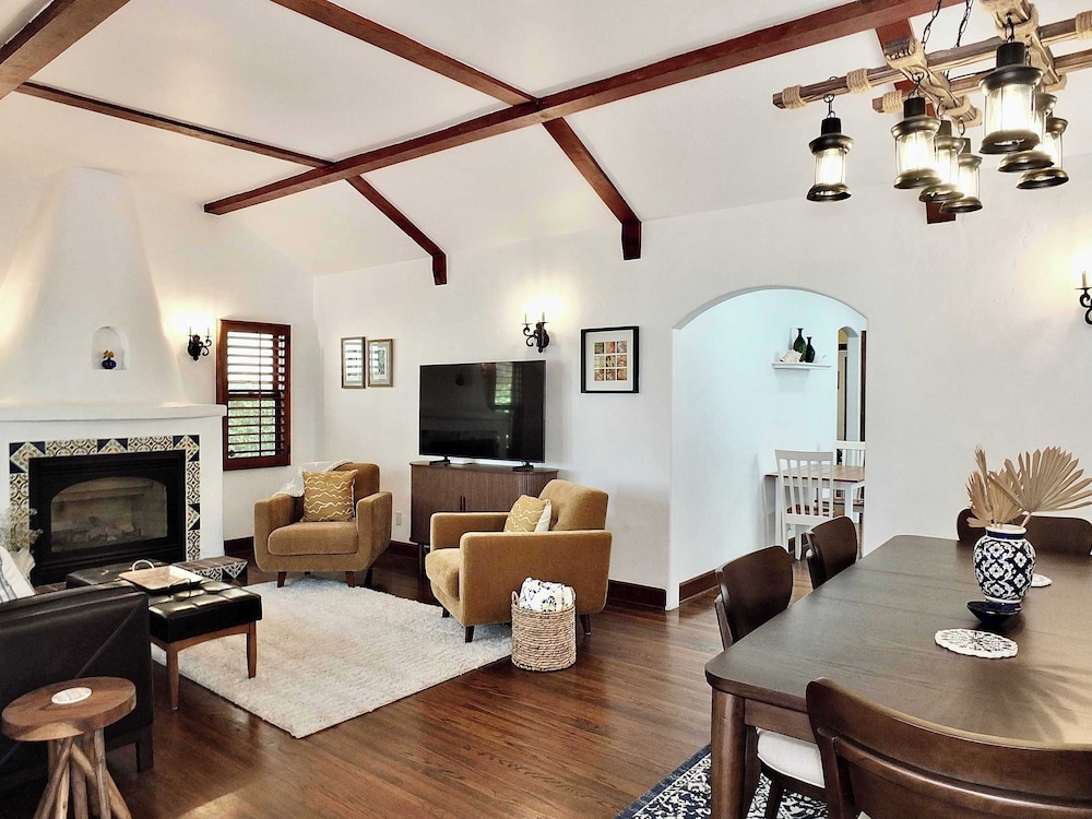 Belmont Shore Coastal Cottage - Cozy Home for 6 - 2 Blocks to Beach