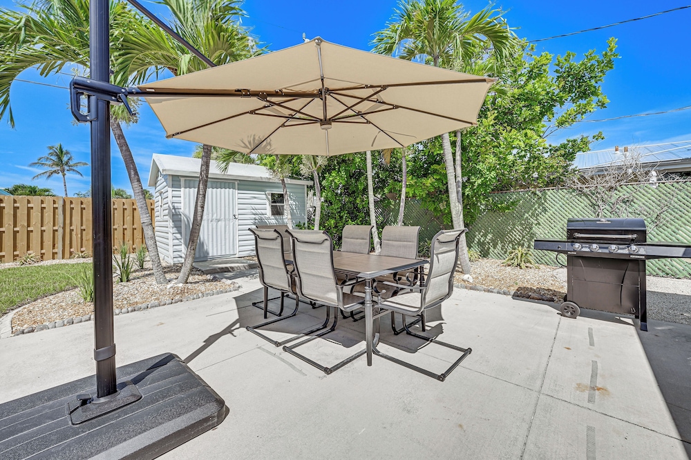 Steps to Englewood Beach: Home w/ Outdoor Oasis!