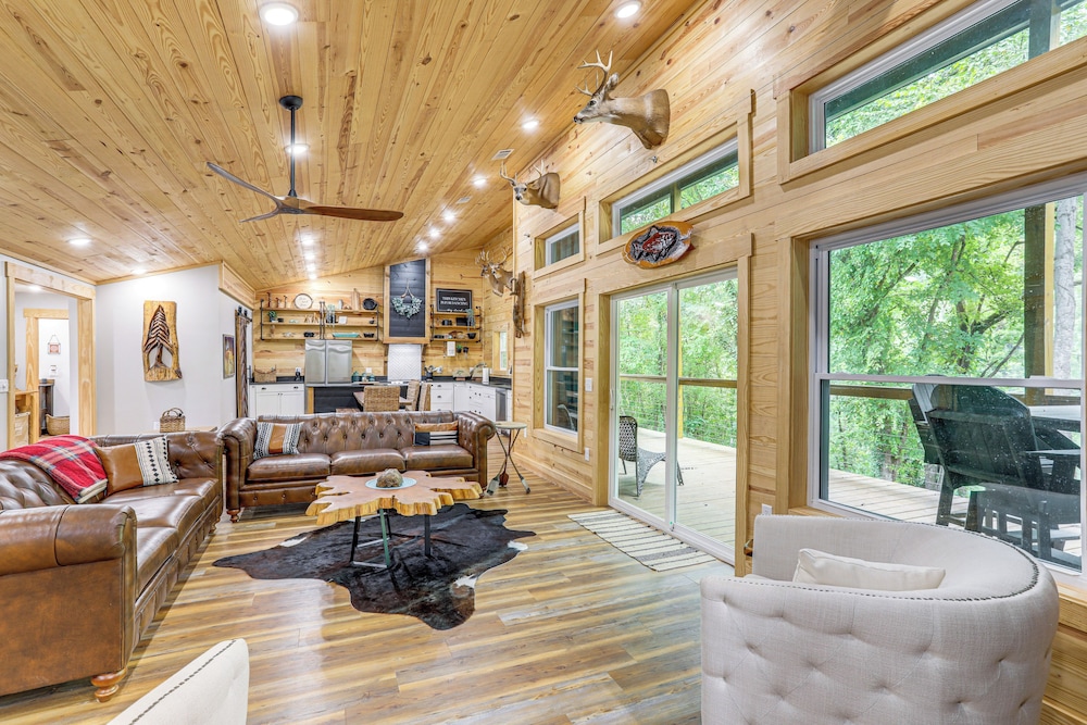 Relax on the River: Modern Mountain View Escape!
