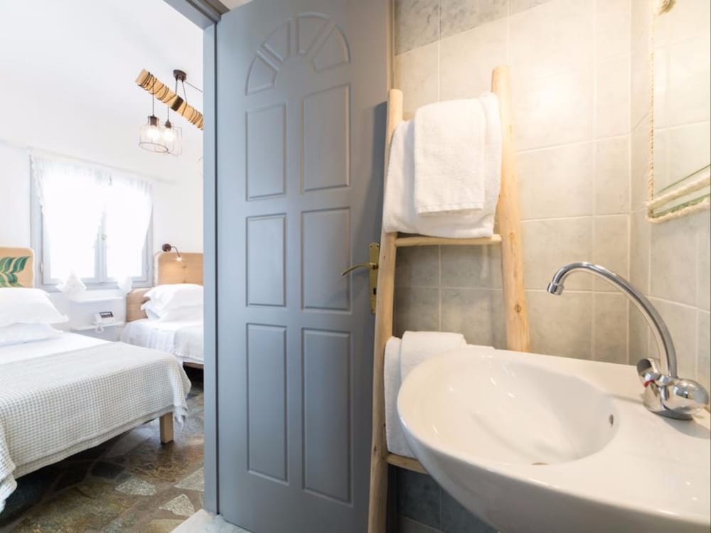 Evi Rooms