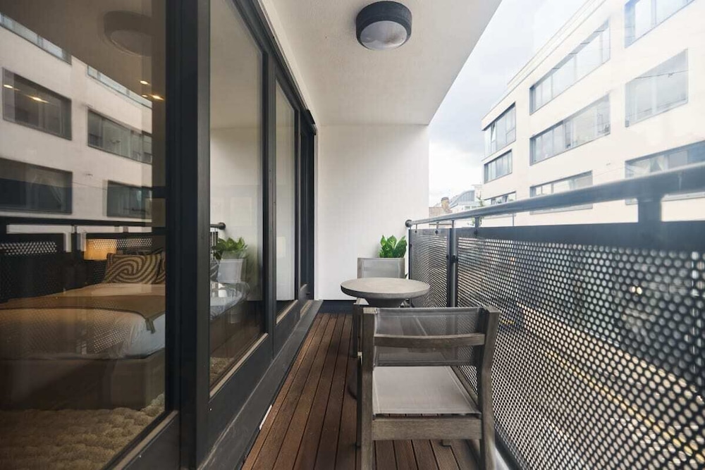 The Kensal Green Wonder - Bright 2bdr Flat With Balcony