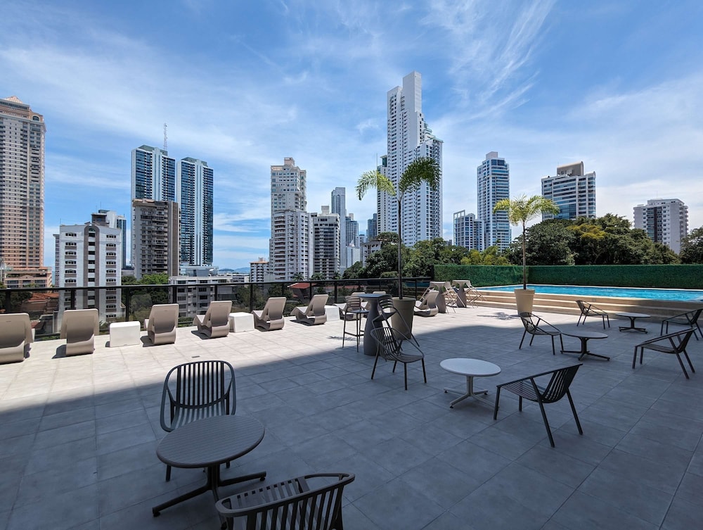 w Scenic 1BR w Panoramic City View in Calle 50