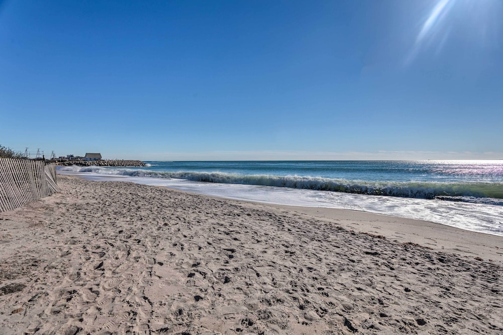 Seaside SK Getaway: Steps to Matunuck Beach!