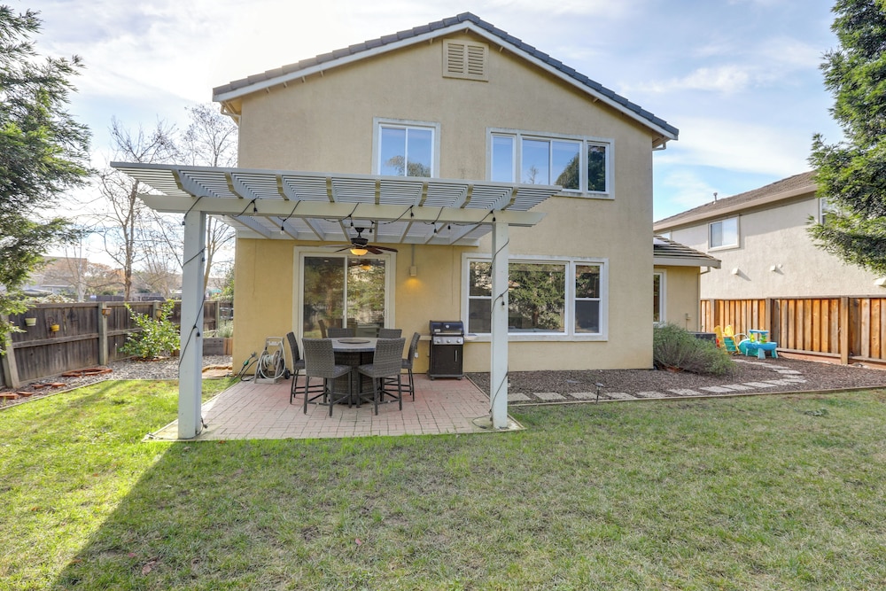 4 Mi to UC Davis: Updated Family Home!