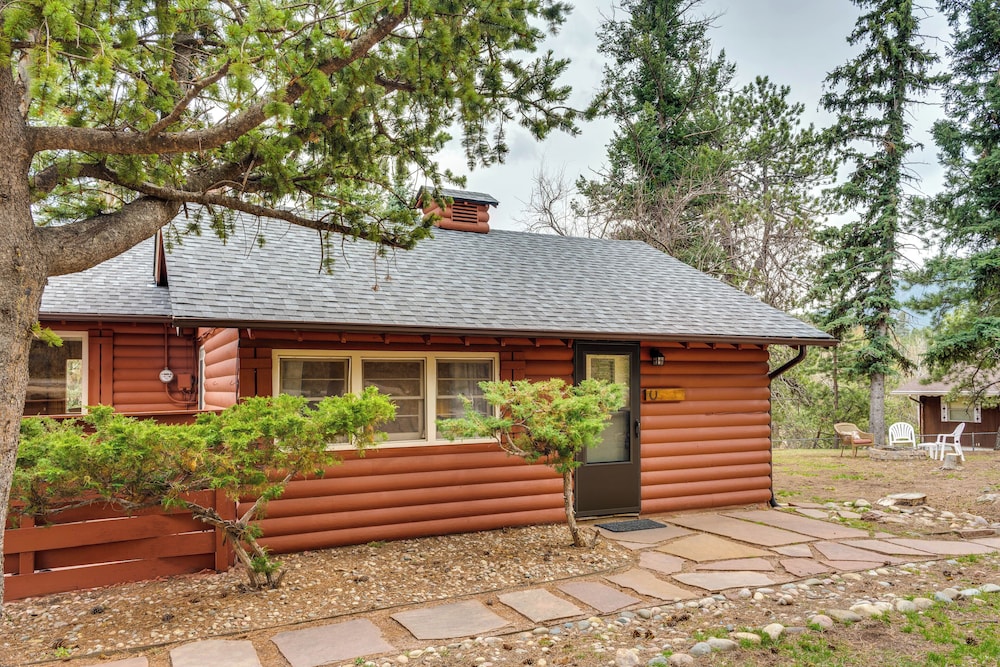 Mountain Retreat at Base of Pikes Peak!