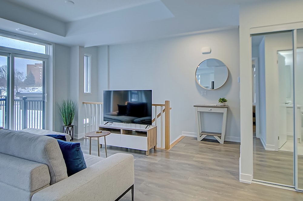 Modern 3BR Retreat Near Yorkdale Mall