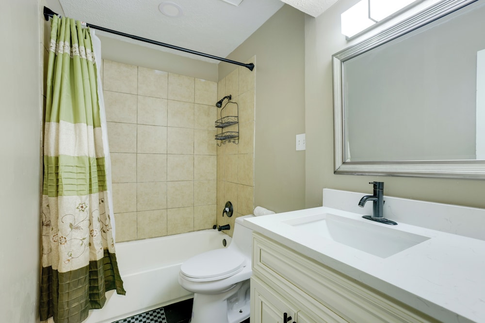 Near Airport & Interstate: Houston Area Townhome