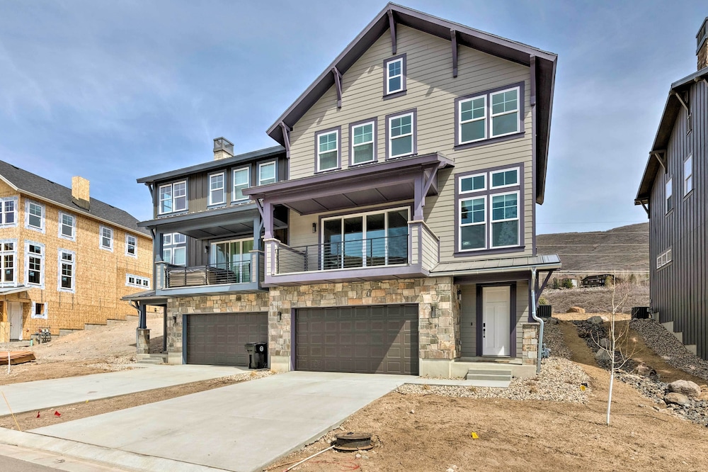 Inviting Hideout Townhome w/ Balcony & Lake Views! view 3