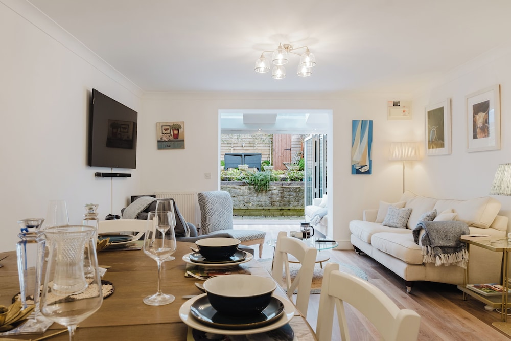 Stylish Retreat with Garden in Tetbury