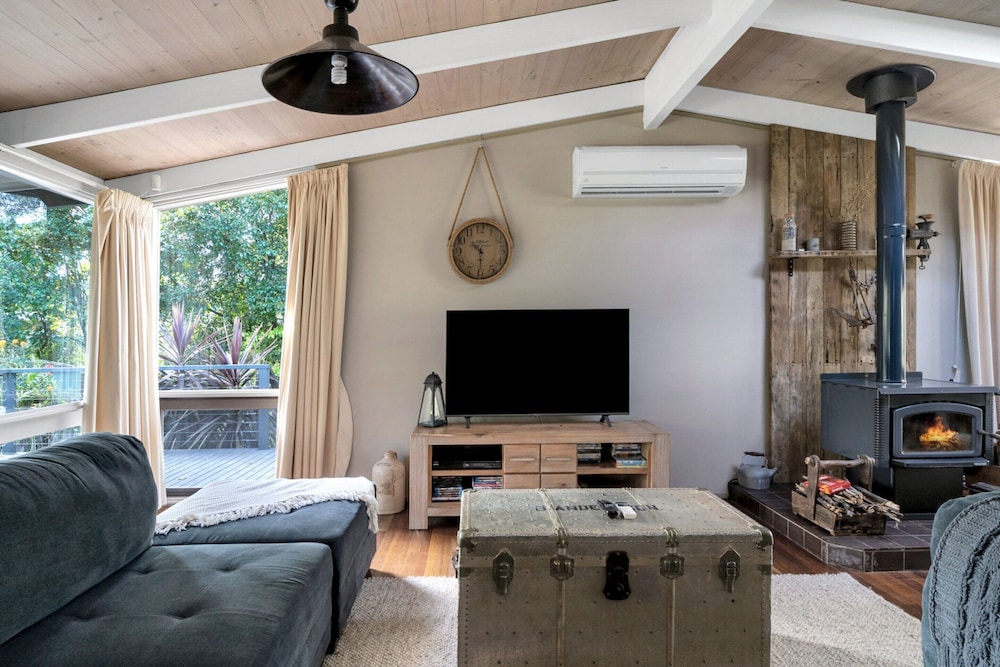 Secluded 3-bed Retreat Moments to the Beach