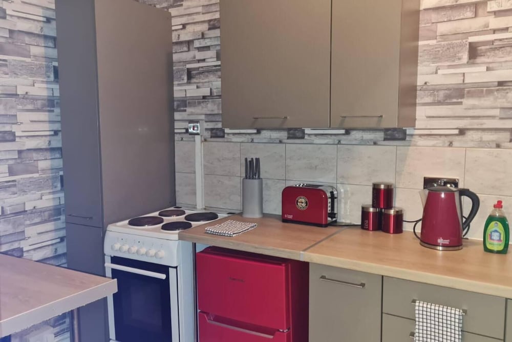 2 Bed Flat - Sleeps 3 - Parking - Wifi view 4