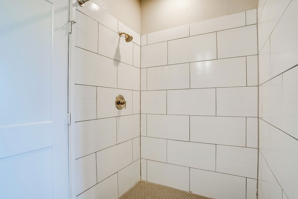 Commute to Fort Worth: Newly Built Apt w/ Pool