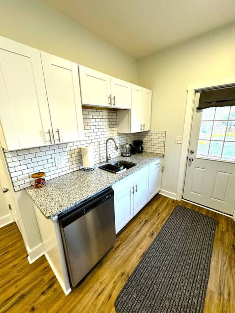 Modern Cozy Unit With King Bed