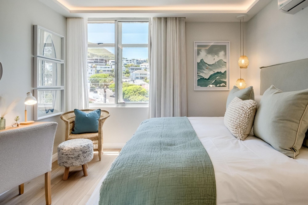 Apartment w Sea Views by Camps Bay Beach Kyanos