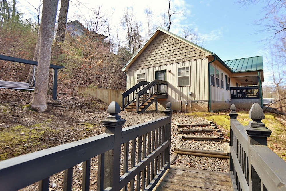 Hotel Cedar Falls 8 - Three Bedroom Chalet - Image 1