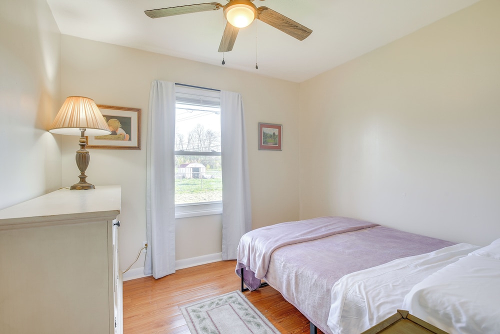 7 Mi to Dtwn Dayton: Home in Kettering w/ Yard