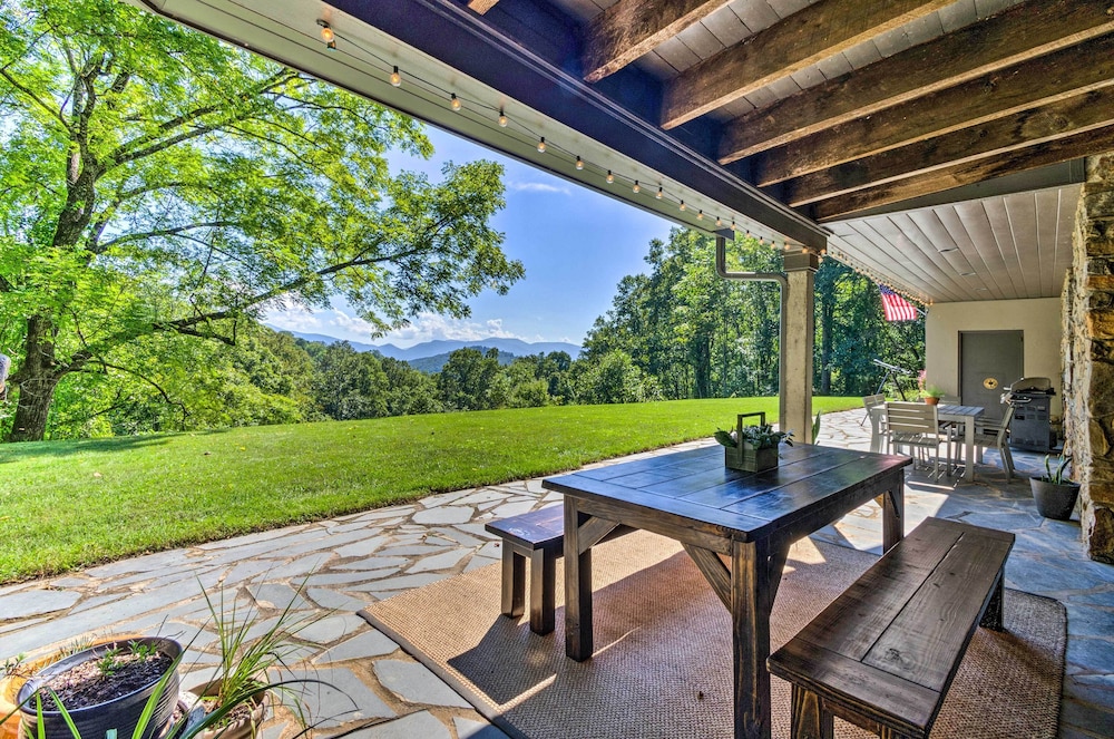 Luxury Lodge on 45 Acres: Patio, Deck & Views!