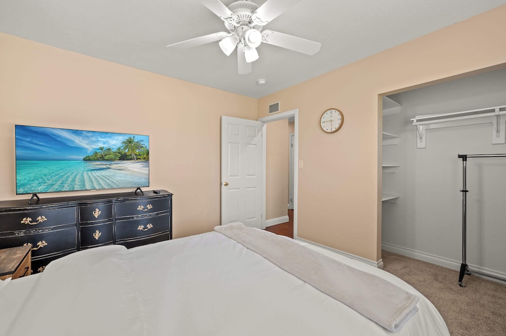 Modern Serenity Near LA Tranquil 3BR Stay