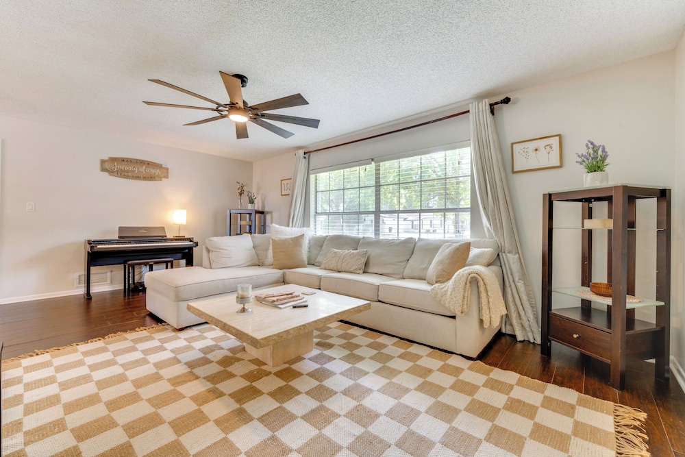 Private Outdoor Oasis w/ Pool: Home in Longwood!
