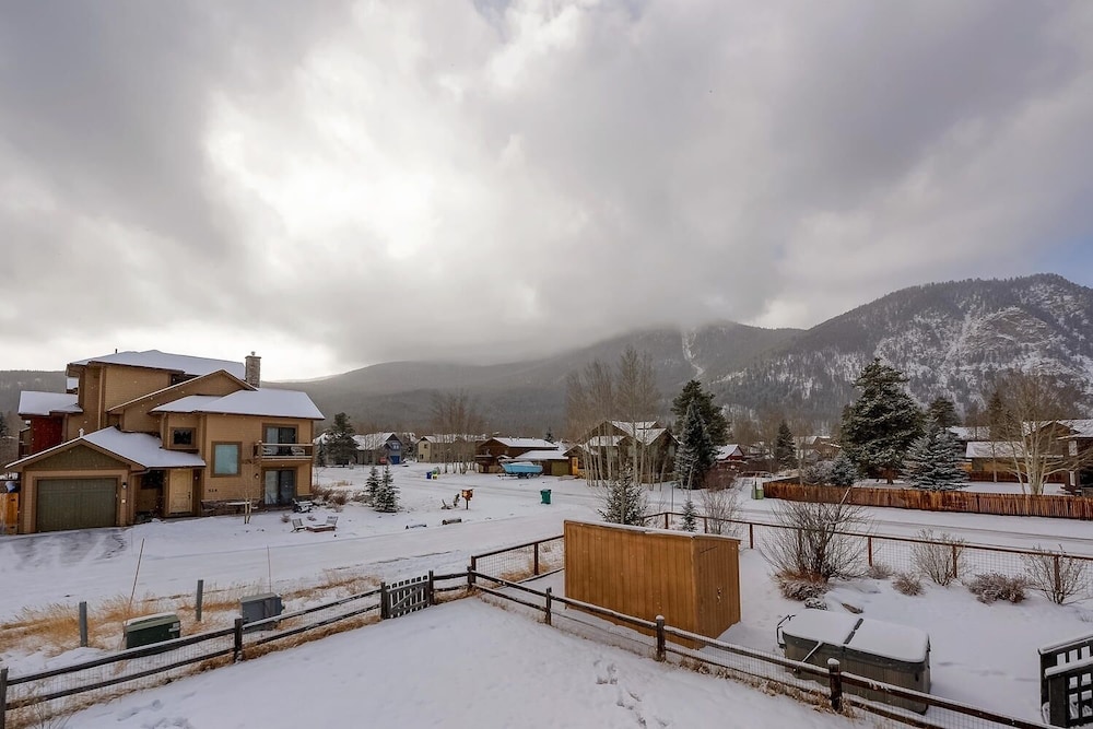 Pitkin Townhome - 704 3 Bedroom Townhouse by RedAwning