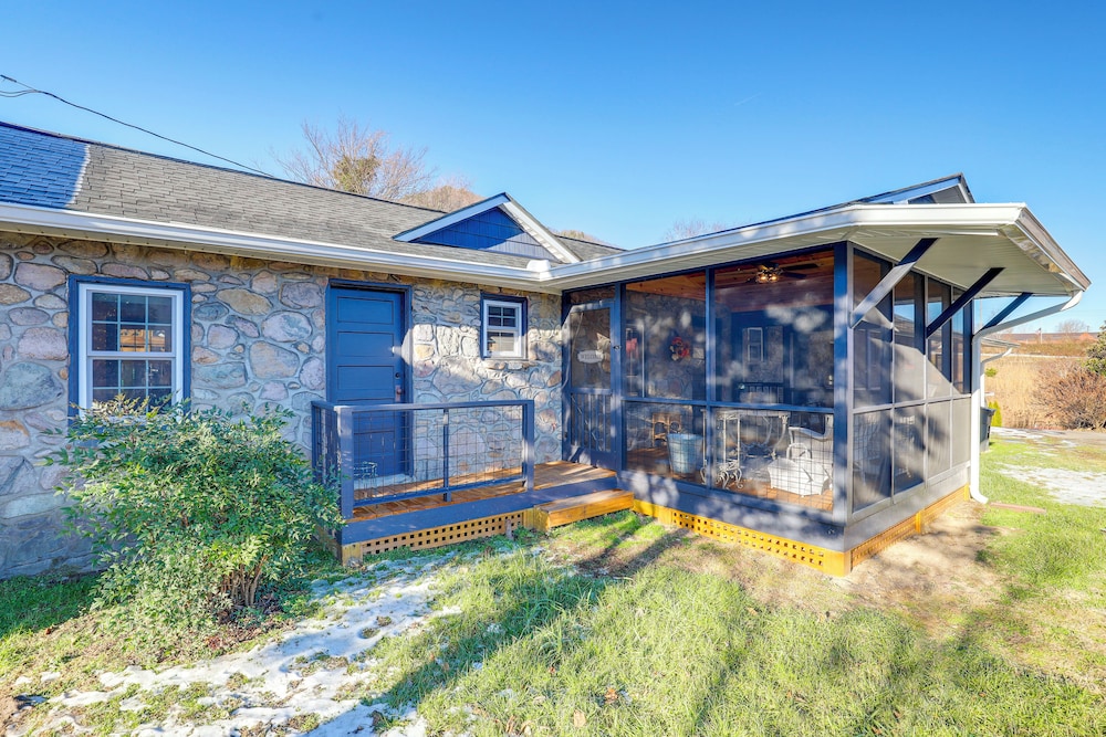 2 Blocks to AT: Mountain View Cabin Unit 2