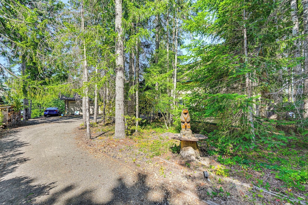 2 Mi to Lake Cushman Access: PNW Cabin Retreat!