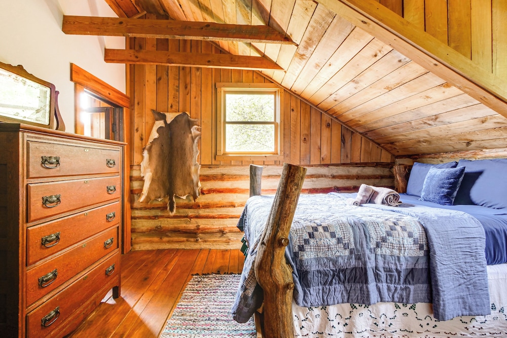 Handcrafted Log Cabin on 3 Acres: 14 Mi to Canton view 5