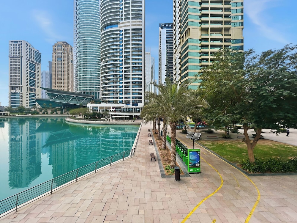 1BR by the Lake Near DMCC Metro Station