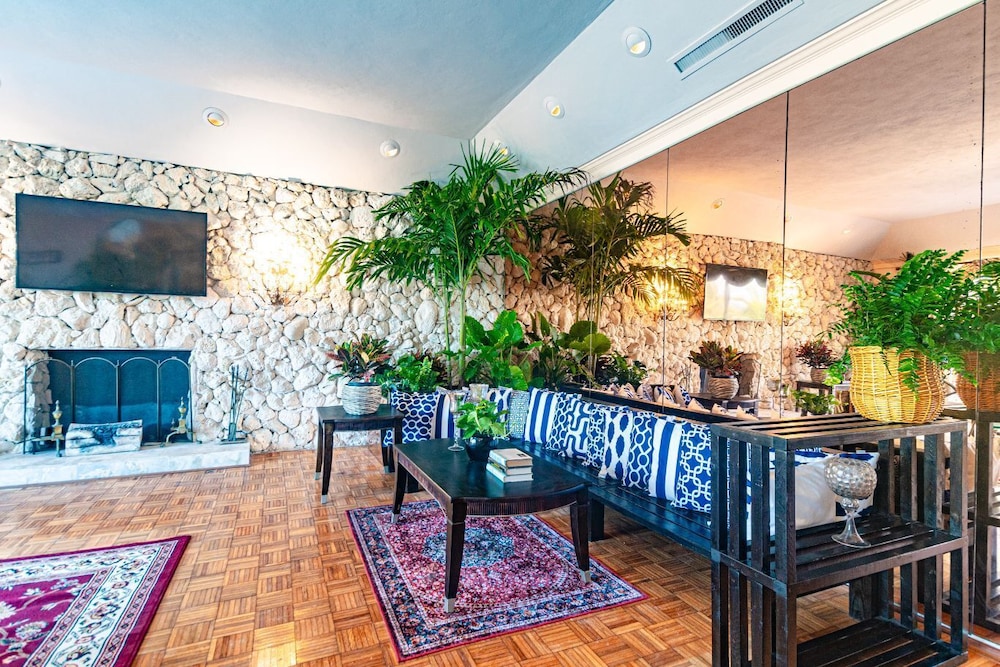 Parrot Cottage at Love Beach Pool