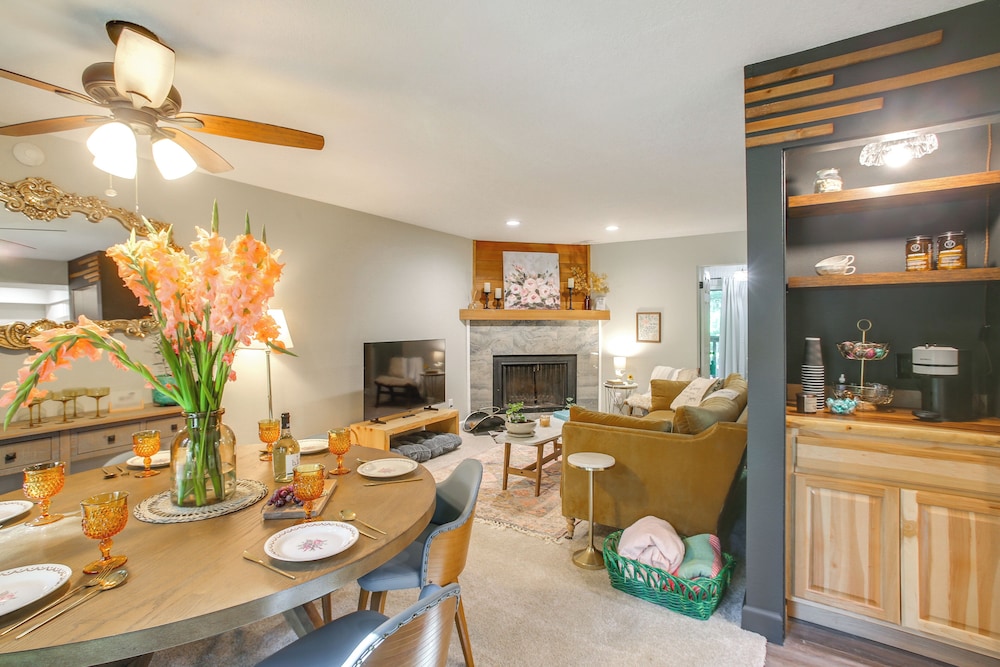 Twin Lakes Retreat: Lake, Pool & Golf Access!