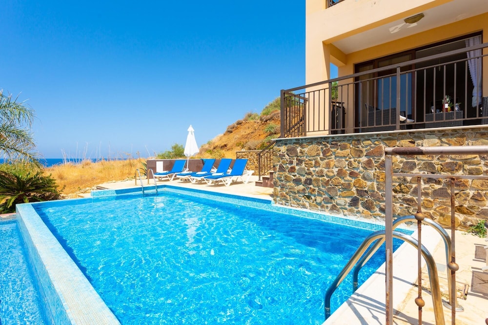 Villa Mermaid in Pomos