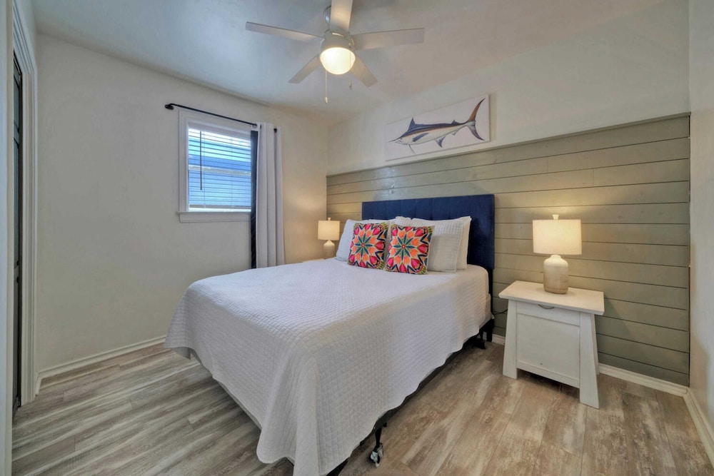 Dual Port A Cottages 2 Complete Homes Walk to the Beach + Patio Fully-equipped Kitchens