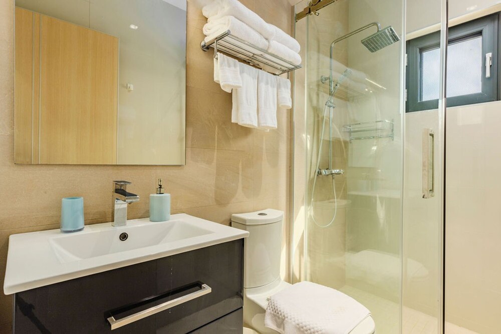 Waykiri Modern Condo 3 Bed 2 Bath Walk to Marriott