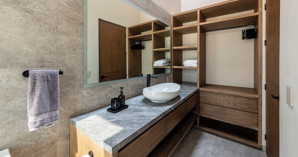 Casa Cundi-Contemporary Living in Nature